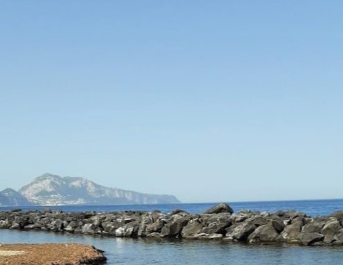 Panorama dalla spiaggia di San Montano con Capri sullo sfondo