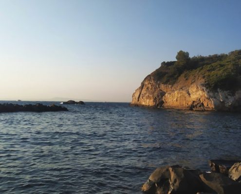 Il mare davanti la spiaggia di San Montano al tramonto